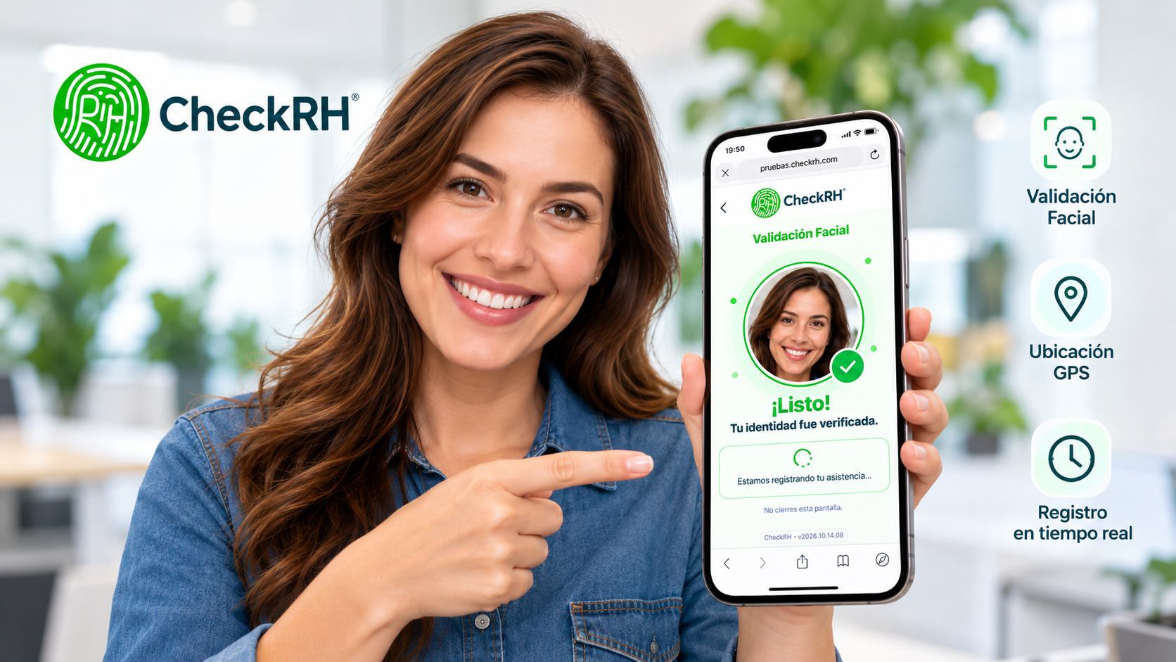 Colaboradora utilizando CheckRH con validación facial desde su celular