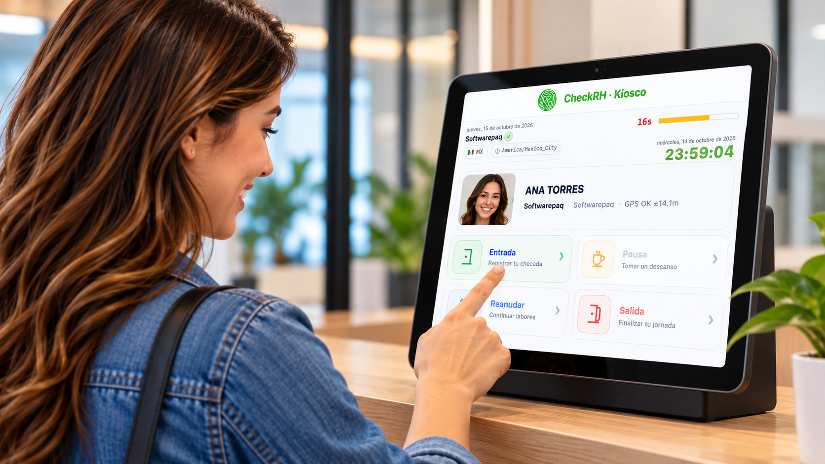 Colaboradora registrando su asistencia con PIN en una tableta fija de la oficina