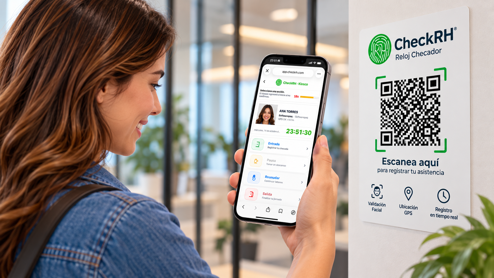 Colaboradora escaneando el QR de CheckRH en la oficina y abriendo el Kiosko Virtual desde su celular